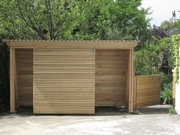 Gartenschrank mit Muellhaus und Gartentor